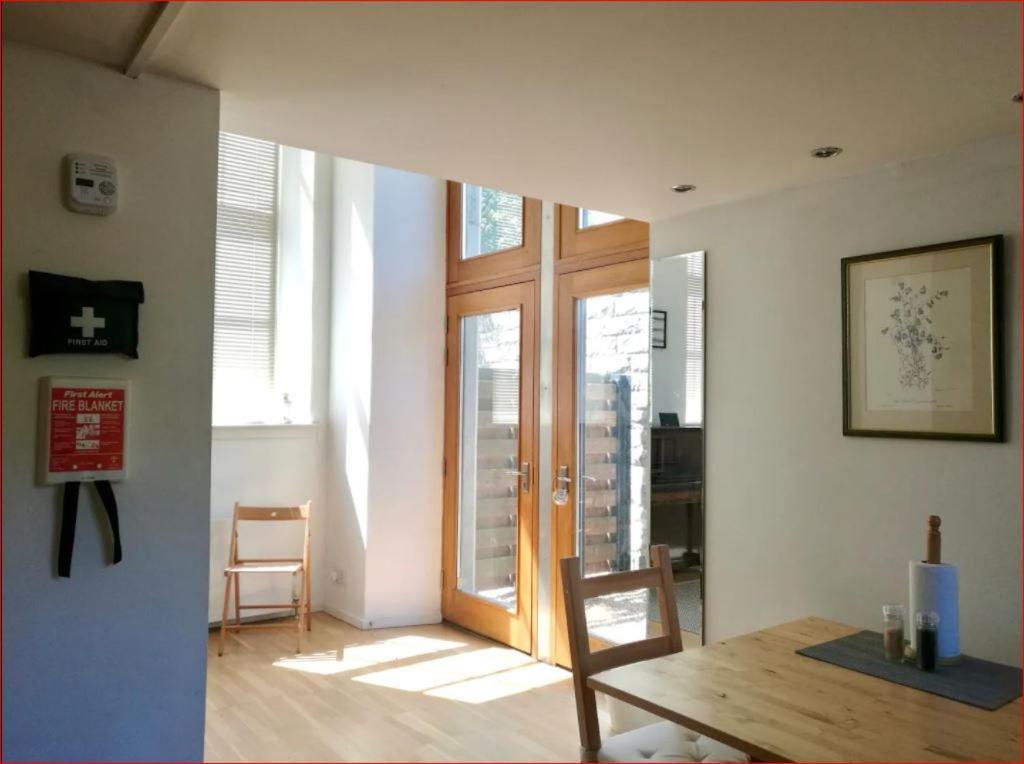 Central Mezzanine Apartment In Historic School EDI Exterior foto